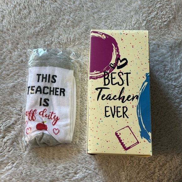 👩🏻🏫 NWT Teacher Tumbler & Socks Gift Set - Picture 2 of 9